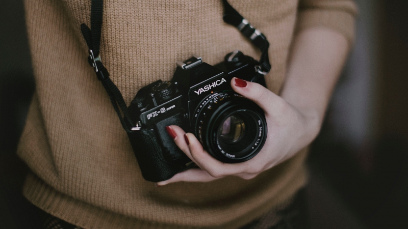 photographe-ST CEZAIRE SUR SIAGNE-min_woman-camera-photography-photographer-slr-dslr-319-pxhere.com